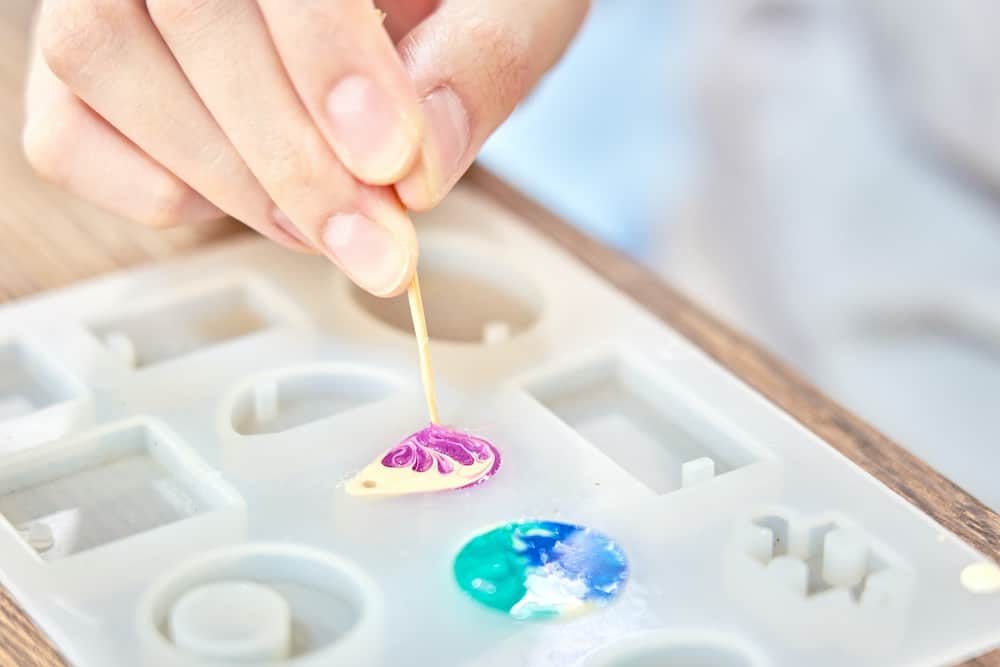 how to color resin